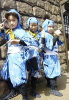 忍者王国にやってきた加藤清史郎(中央)ら忍たまたち=京都・東映太秦映画村