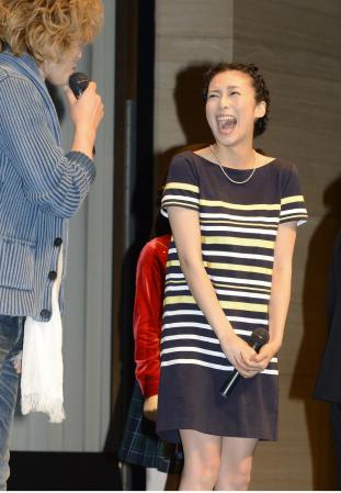 　「女子大に潜入したい」と激白する斉藤和義（左）に大口を開けて笑う柴咲コウ＝東京・有楽町朝日ホール