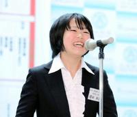 中卒で吉本興業に新規採用され、新入社員代表として笑顔であいさつする稲中未来さん