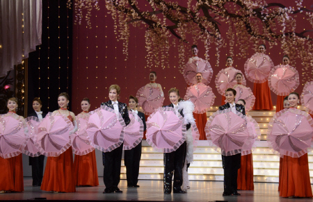 　「桜咲く国」に合わせて傘を回す名物のフィナーレ＝東京・日比谷の日生劇場