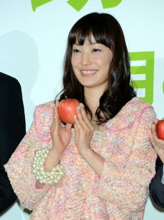 リンゴを手に笑顔の菅野美穂だが、左手薬指に指輪はなかった＝東京国際フォーラム（撮影・北野将市）