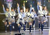 「今がイチバン」を熱唱する指原莉乃(中央)らHKT48のメンバー(撮影・村中拓久)