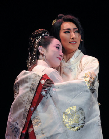 「月雲の皇子」で初主演した宝塚歌劇団月組・珠城りょうとヒロインの咲妃みゆ