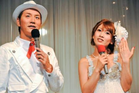 杏子夫人（右）の妊娠を報告した「収納王子コジマジック」ことオーケイ・小島弘章