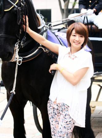慣れた手つきで馬と触れ合う眞鍋かをり＝東京競馬場