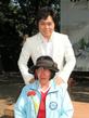 ファンに肩もみをプレゼントした三山ひろし＝東京・柴又帝釈天