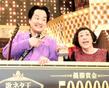 初代歌ネタ王に輝いた、すち子（右）＆真也＝大阪市内