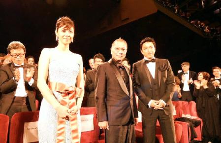 公式上映でスタンディングオベーションを受ける（左から）松嶋菜々子、三池崇史監督、大沢たかお＝フランス・カンヌ（Ｃ）若山和子