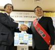 従兄弟の伊藤晴彦市長（左）とタッグを組む、名誉大使のオール阪神＝大阪府泉大津市