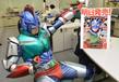 デイリースポーツで宣伝するアクション仮面