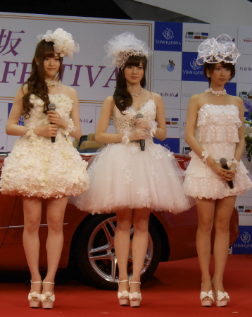 　乃木坂４６の松村沙友理（左）、白石麻衣（中央）、橋本奈々未