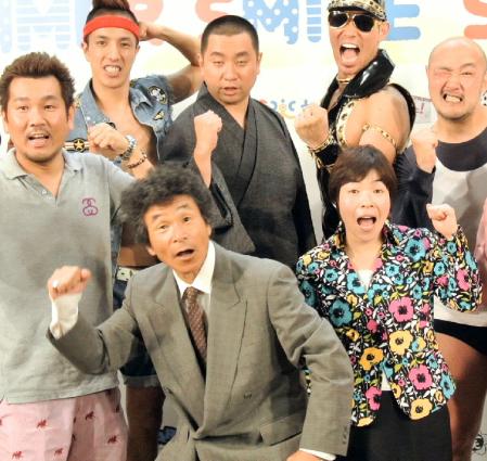 「笑楽校」開校へ気炎を揚げる校長の間寛平（前列左）＝東京・新宿
