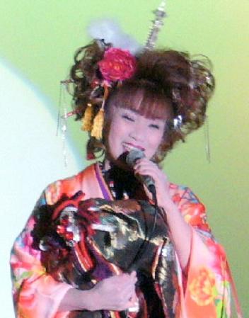 通天閣の模型を頭に乗せ、最後の歌謡ショーに出演した叶麗子＝大阪市内