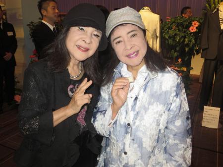 　田端義夫さんとの思い出を語る「こまどり姉妹」の姉・並木栄子（左）と妹・並木葉子