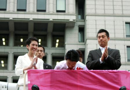 大阪市役所前で第１声をあげた民主・蓮舫幹事長代行（左）と細野豪志幹事長（右）