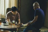 映画「共喰い」で主演の菅田将暉(左)に、演技指導する青山真治監督(C)田中慎弥/集英社・2013『共喰い』製作委員会