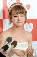 11日の会見でプロポーズされた瞬間を振り返り号泣する鈴木奈々