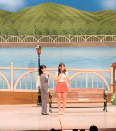 研究生として吉本新喜劇でデビューを飾った元ＮＭＢ４８の福本愛菜（右）＝大阪市内