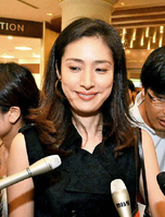 100周年記念式典の出席を終え、報道陣の質問に答える天海祐希=宝塚大劇場(撮影・笠原次郎)