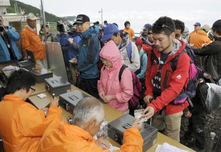 　富士山の山梨県側にある吉田口６合目で、入山料を支払う登山客