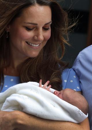 　２３日、ロンドンの病院前でジョージ王子を抱くキャサリン妃（ＡＰ＝共同）