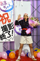 「あまちゃん」の撮影を終え、じぇ じぇ!のポーズをみせる能年玲奈=東京・NHK放送センター(撮影・持木克友)