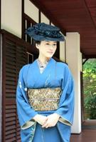 洋風の帽子に着物姿。独創的だった新島八重さんの「ぬえスタイル」と呼ばれたファッションで登場した綾瀬はるか＝京都・新島旧邸