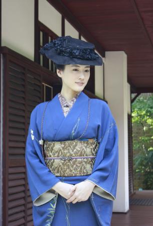 　洋風の帽子に着物姿。独創的だった新島八重さんの「ぬえスタイル」と呼ばれたファッションで登場した綾瀬はるか＝京都・新島旧邸
