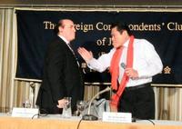 カルドン・アズハリ記者（左）にビンタをするアントニオ猪木参議院議員＝日本外国特派員協会