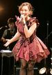 ミニスカートのドレスで歌う西田ひかる＝東京・六本木のＳＴＢ１３９スイートベイジル（撮影・吉澤敬太）