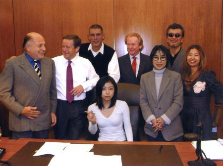 ０２年２月、アイランド・デフ・ジャムレーベルとの調印式に臨む宇多田ヒカル（前列中央）と母・藤圭子さん（同右から２人目）後列右から２人目が父・照實氏