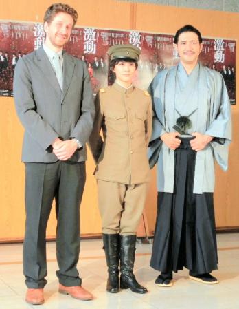男装した水川あさみ（中央）。右は別所哲也、左は演出のダニエル・ゴールドスタイン氏＝東京・新国立劇場