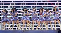 警備員やスタッフ、観客らと一体となって「恋するフォーチュンクッキー」を踊ったAKB48=東京ドーム(撮影・北野将市)