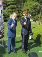 弟子の北山たけし(右)の「デビュー10周年感謝の集い」に駆けつけた北島三郎=東京・明治記念館