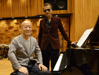 初めてタッグを組み曲を製作した久石譲氏(左)とATSUSHI