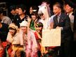「西遊記」のコスプレで登場したももいろクローバーＺ（中央）と、コメディ栄誉賞を受賞した堺正章（右）＝東京・浅草の浅草公会堂