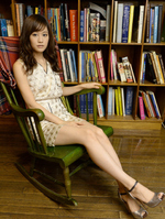 椅子に座り、柔らかい表情を浮かべる前田敦子=東京・有明のABCスタジオ(撮影・西岡 正)