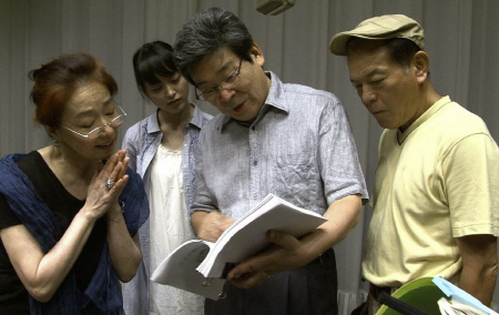 　プレスコを行う（左から）宮本信子、朝倉あき、高畑勲監督、地井武男さん＝２０１１年、都内のスタジオ