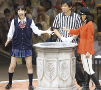 上枝恵美加(右)に勝ち、優勝した松井珠理奈=日本武道館(撮影・西岡正)