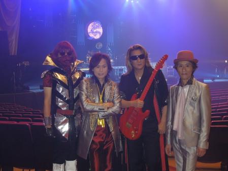 　２５周年記念ツアーのファイナル公演を行ったシャ乱Ｑの（左から）たいせい、つんく♂、はたけ、まこと＝東京・中野サンプラザ