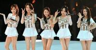 解散は否定したKARA。ニコル(右から二人目)は脱退を発表。ジヨン(左から二人目)は不透明