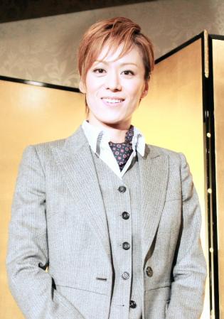 １４年５月に宝塚歌劇団を退団することを発表した花組トップスターの蘭寿とむ＝大阪市内