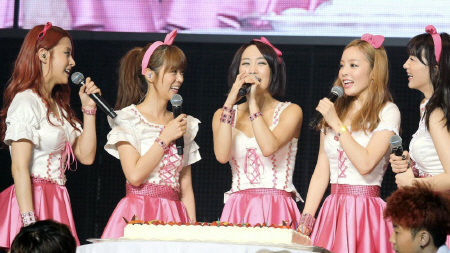 誕生日を祝福され笑顔を見せるニコル（左から３番目）＝横浜アリーナ