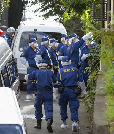 鈴木沙彩さんが刺されて死亡した事件で、現場付近を調べる捜査員ら