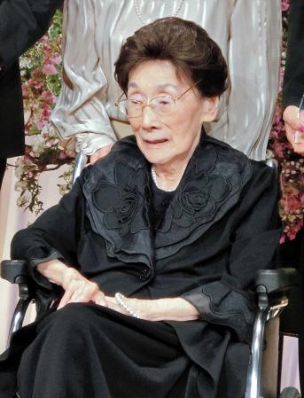 　２０１３年４月４日　第４回岩谷時子賞の表彰式に出席した岩谷時子さん