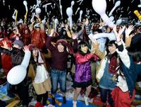 　Ｋスタ宮城の隣にある仙台市陸上競技場のパブリックビューイングで、日本一を喜ぶ大勢の楽天ファン