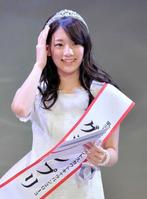 ホリプロタレントスカウトキャラバン ホリプロスカウトキャラバン2013グランプリに輝き、ティアラをかぶる佐藤美希さん