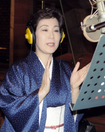 １９９２年９月、ダイエーホークス球団応援歌を公開レコーディングする島倉千代子さん