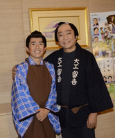 新加入初日の幕が明けた藤山扇治郎(左)と松竹新喜劇代表の渋谷天外=大阪松竹座