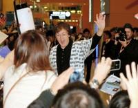 法被を着用して来日したポール・マッカートニー=関西国際空港(撮影・田中太一)